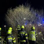 Verkehrsunfall - PKW landet im Bach