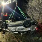 Verkehrsunfall - PKW landet im Bach