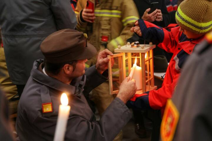BFKDO Flachgau: Friedenslichtübergabe an die Feuerwehrjugend