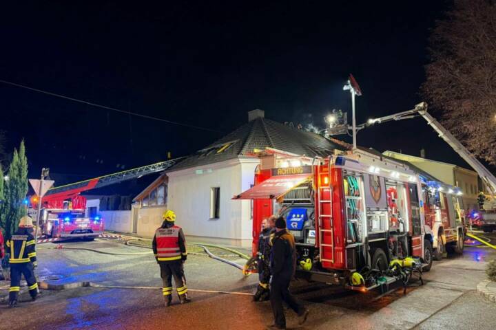 FF Strasshof a.d. Nordbahn: Terrassenbrand schlägt auf Dach über