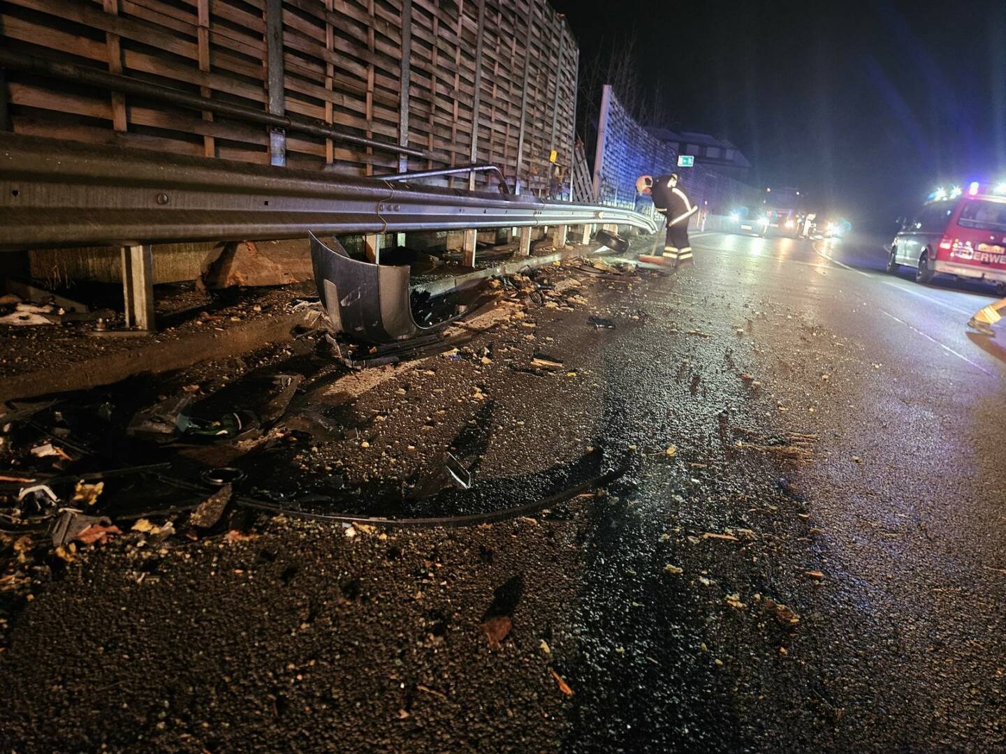 FF Bad Ischl: B145 glich einem Trümmerfeld nach Verkehrsunfall