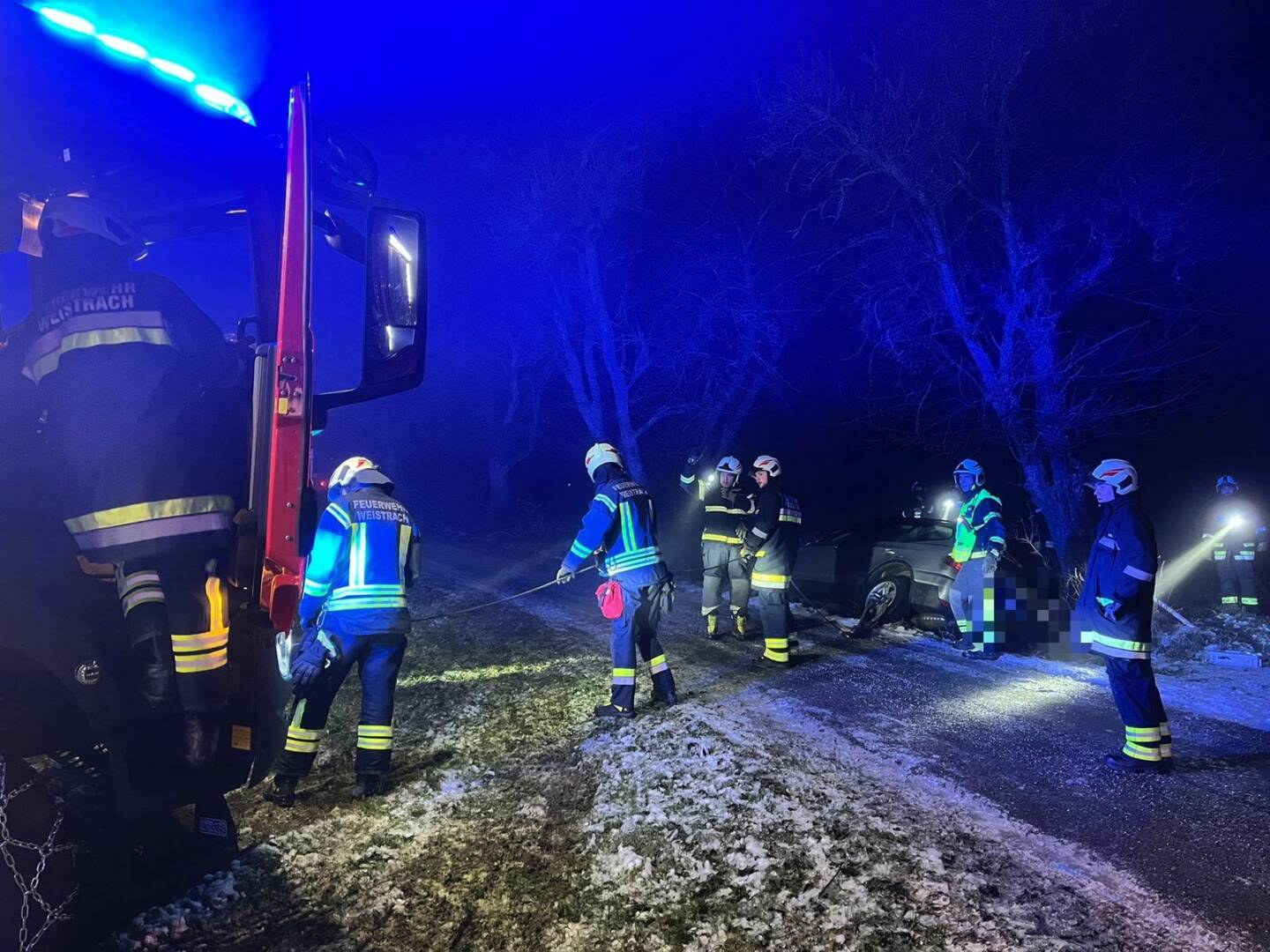 FF Weistrach: PKW Bergung auf vereister Straße