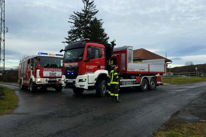 FF Mogersdorf: Navi lenkt LKW auf Hochwasserschutzdamm