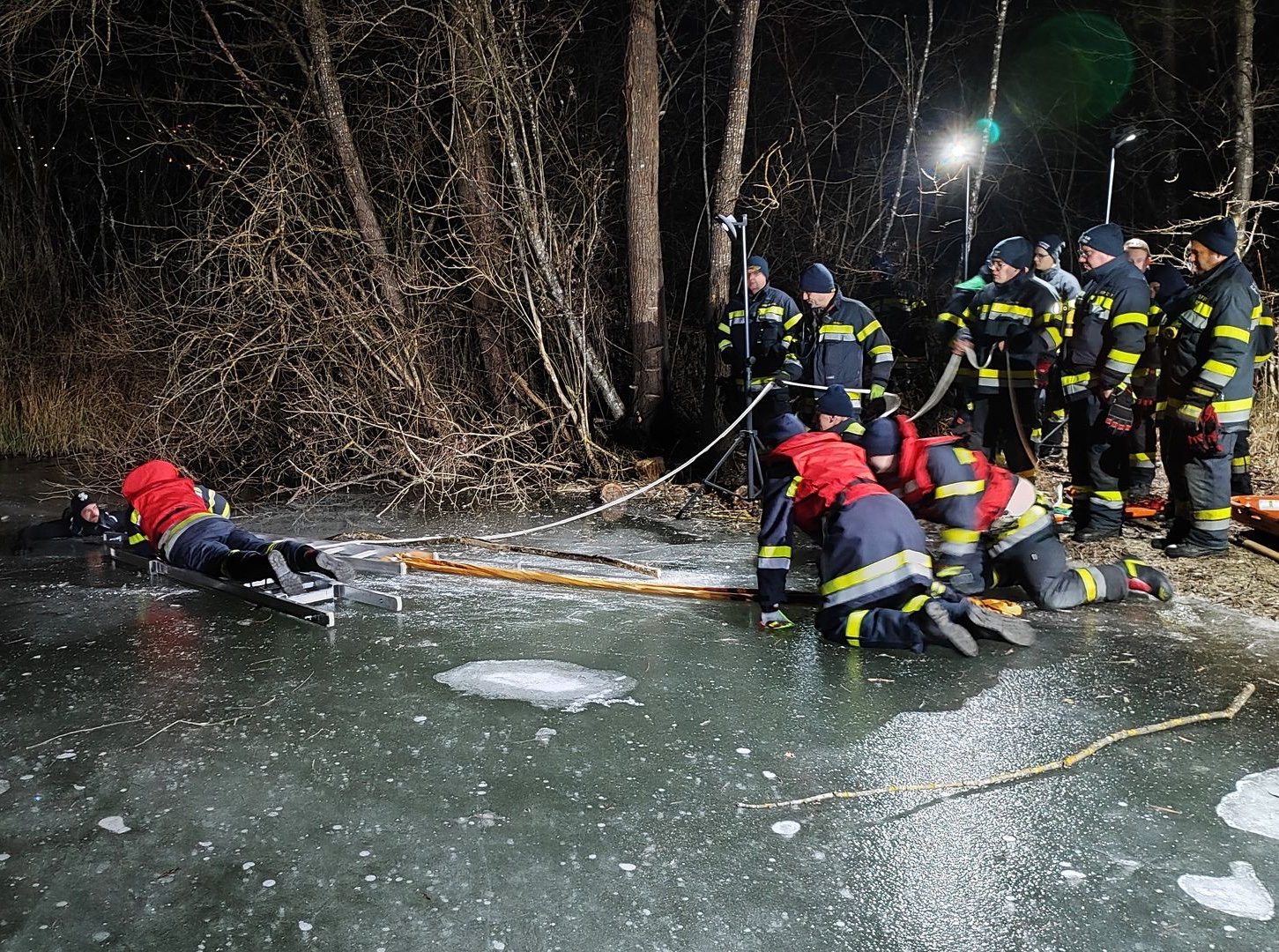 FF Althofen: Eisige Rettungsübung am Moorteich