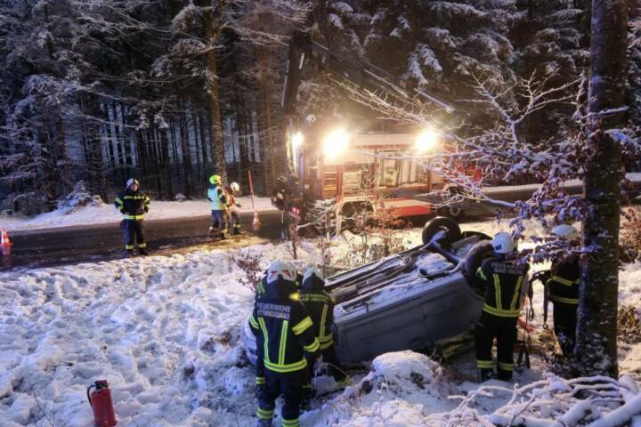 HFW Bad Ischl: Verkehrsunfall mit Personenrettung