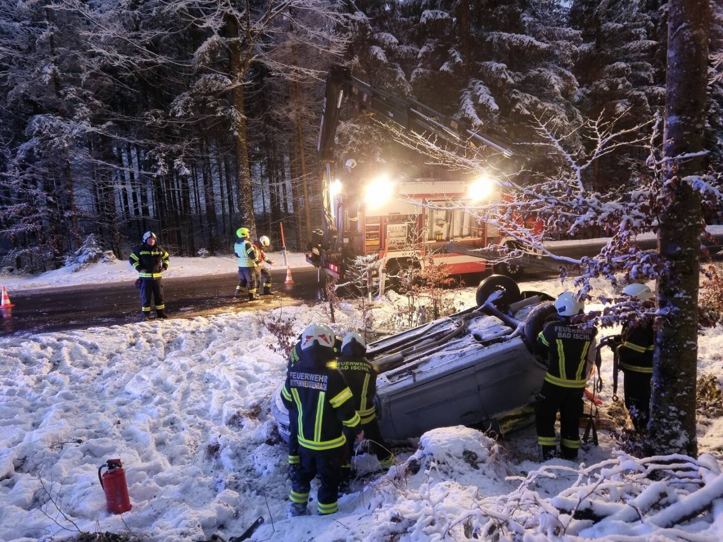 HFW Bad Ischl: Verkehrsunfall mit Personenrettung