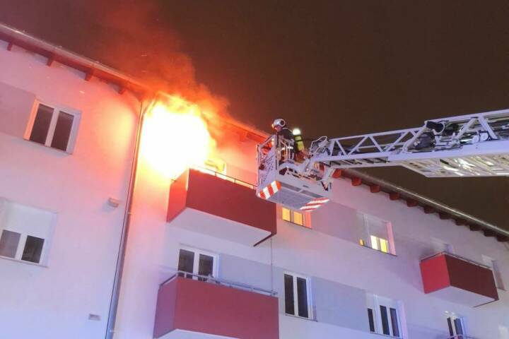BF Wien: Wohnungsvollbrand in Liesing