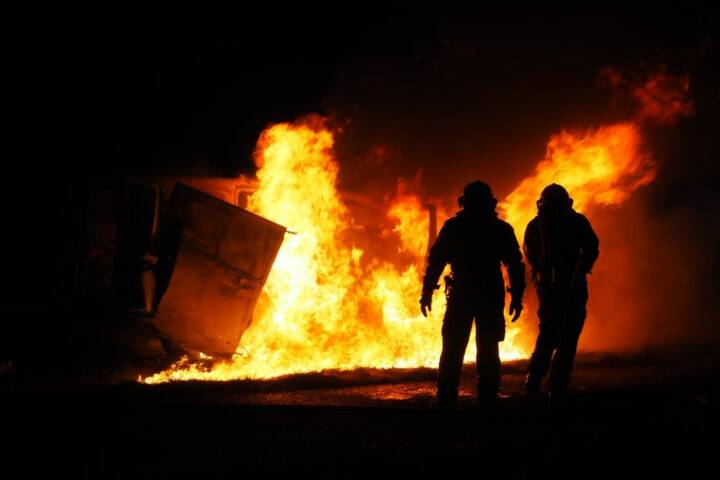 FF Biedermannsdorf: Kastenwagen in Vollbrand