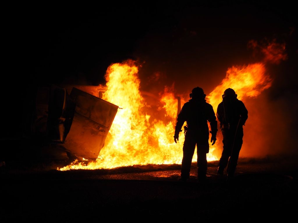 FF Biedermannsdorf: Kastenwagen in Vollbrand