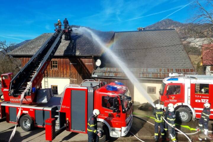 HFW Bad Ischl: Gefährlicher Kaminbrand neben Heustadel