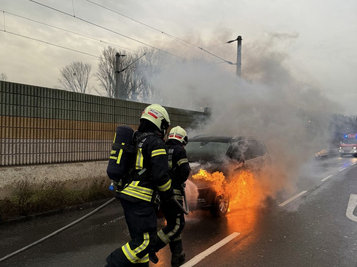 FF Klosterneuburg: Fahrzeugbrand B14 Wienerstraße