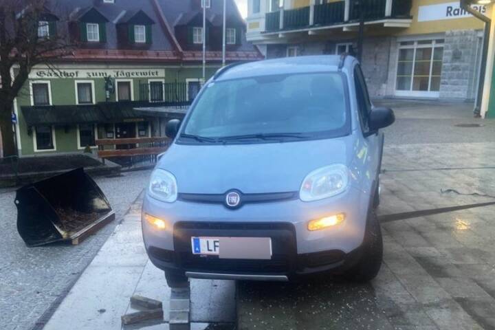FF Mariazell: Fahrzeugbergung am Hauptplatz