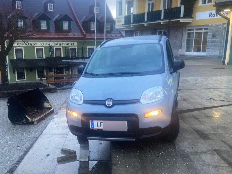 FF Mariazell: Fahrzeugbergung am Hauptplatz