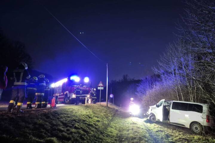 BFKDO Jennersdorf: Fahrzeugbergung Elektrobus Minihof-Liebau
