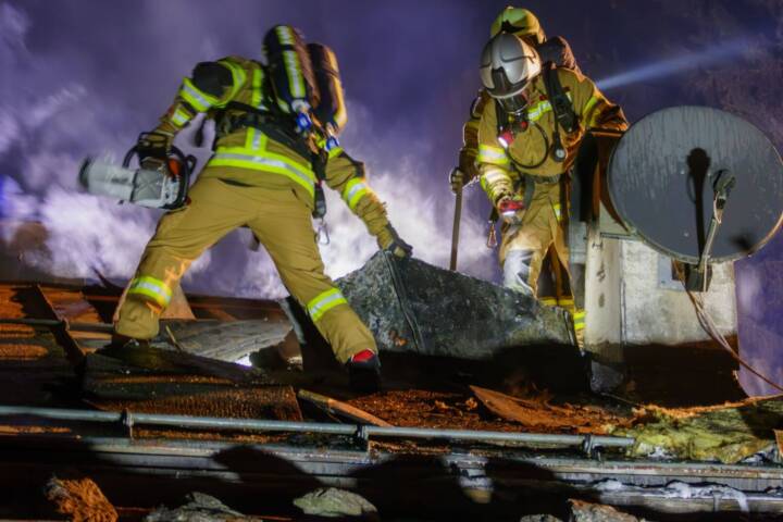 BFV Schwaz: Brand einer Almhütte – 4 Feuerwehren im Einsatz