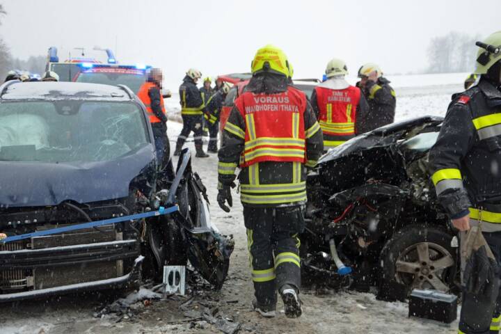 BFK Waidhofen/Thaya: Menschenrettung nach Verkehrsunfall