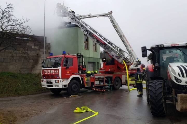 FF Jois: Zwischenbericht Hallenbrand in Jois