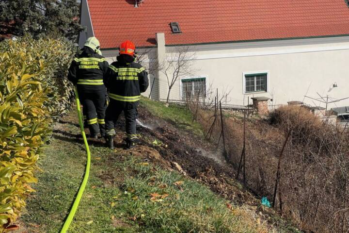 FF Steinabrückl: Vegetationsbrand einer Böschung