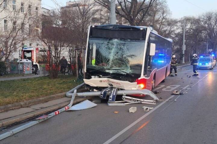 BF Wien: Autobusunfall in Wien-Leopoldstadt