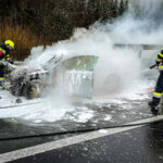PKW in Vollbrand im Baustellenbereich auf der A9 bei Mautern