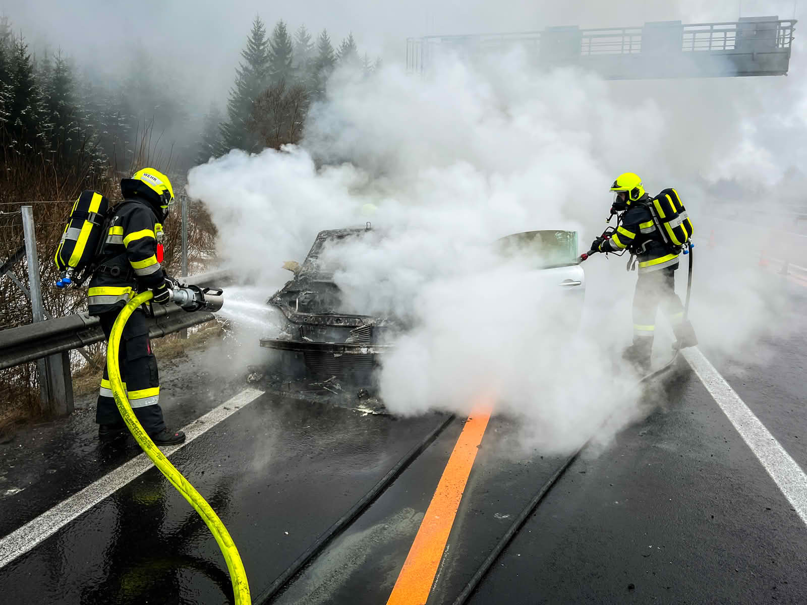 BFV Leoben: PKW in Vollbrand im Baustellenbereich auf der A9 bei Mautern