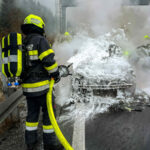 PKW in Vollbrand im Baustellenbereich auf der A9 bei Mautern