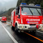 PKW in Vollbrand im Baustellenbereich auf der A9 bei Mautern