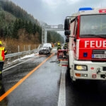 PKW in Vollbrand im Baustellenbereich auf der A9 bei Mautern