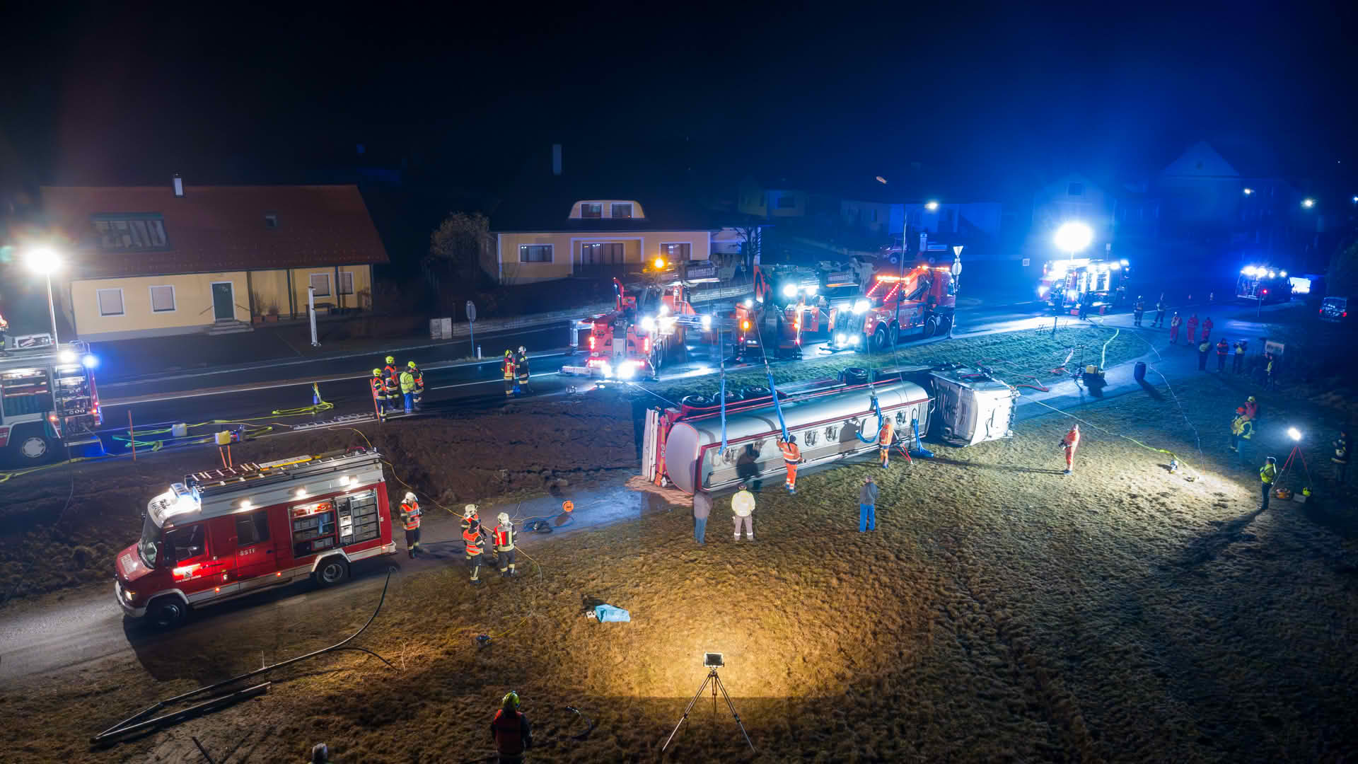 BFKDO Gmünd: Tankwagenunfall mit Menschenrettung und Schadstoffaustritt in Weitra