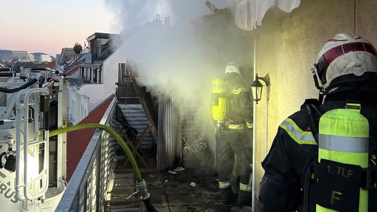 BF Wien: Wohnungsbrand einer Dachgeschosswohnung