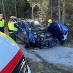 Das Autowrack wird von der Feuerwehr gesichert