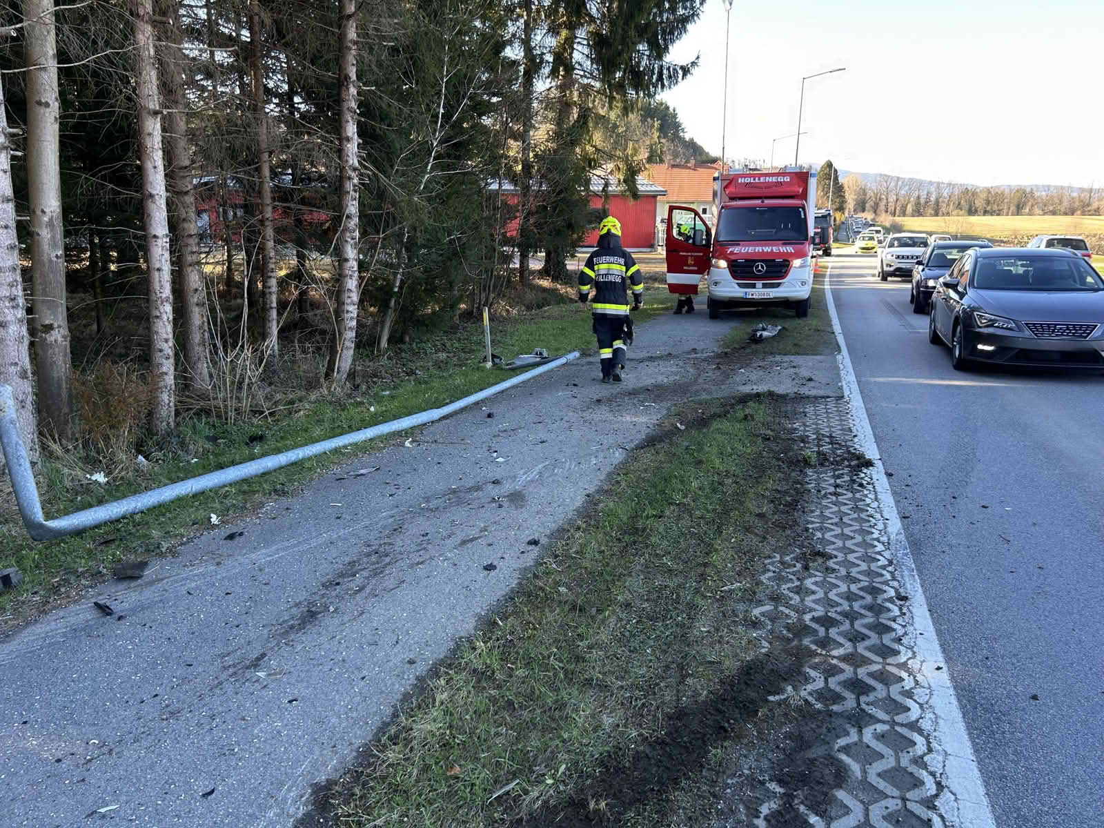 BFVDL: PKW kracht in Straßenlaterne