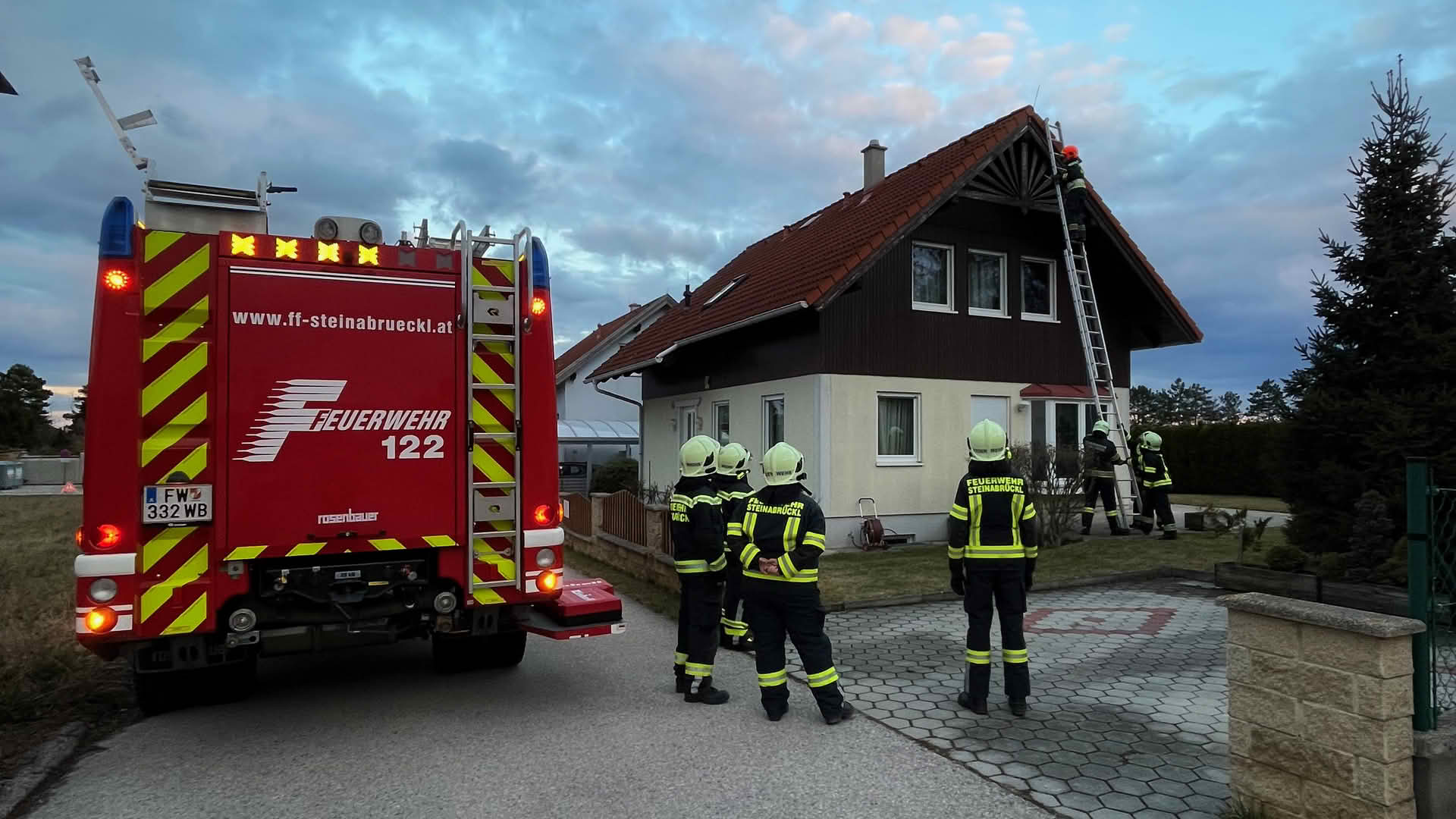 FF Steinabrückl: Sturmschaden, lose Zierbretter