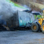 Rauchender Container wird entfernt