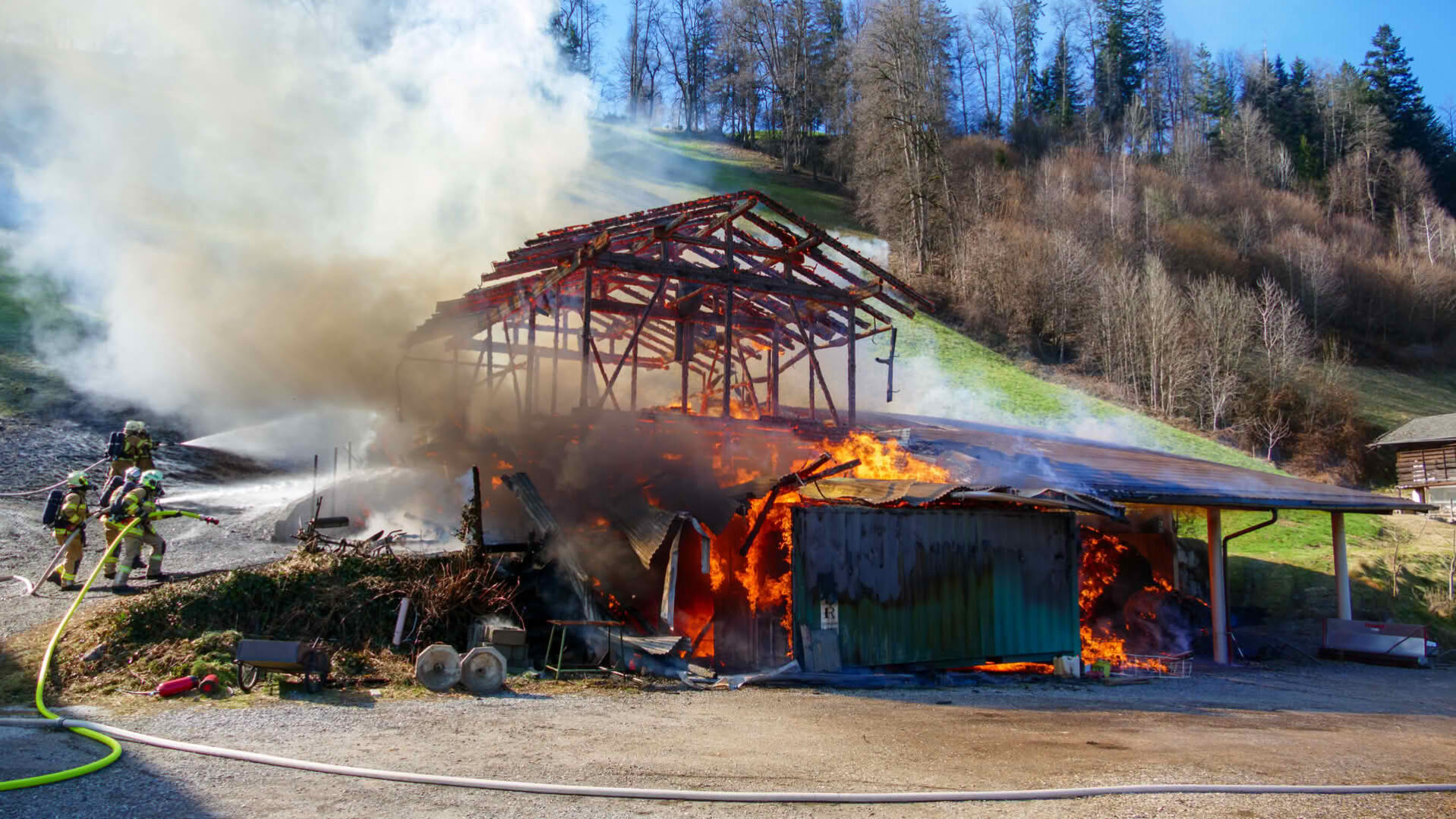 BFV Schwaz: Wirtschaftsgebäudebrand in Fügen gelöscht
