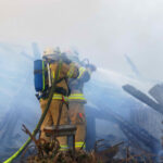 Wirtschaftsgebäude in Vollbrand wird von Feuerwehrleuten gelöscht