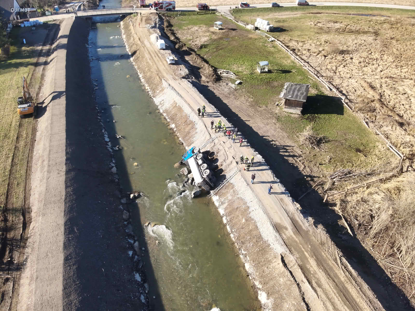 HFW Villach: LKW in Seebach gestürzt – Person eingeklemmt