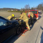 Feuerwehrleute bergen einen PKW