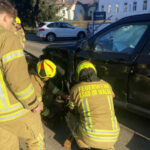 Feuerwehrleute bergen einen PKW