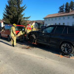 Feuerwehrleute bergen einen PKW