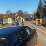 Feuerwehrleute bergen einen PKW