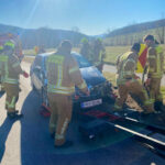 Feuerwehrleute bergen einen PKW