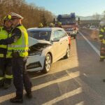 Feuerwehr und Polizei rund um das Unfallfahrzeug