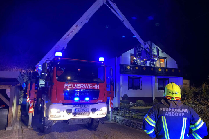 FF Andorf: Menschenrettung mit Teleskopmastbühne