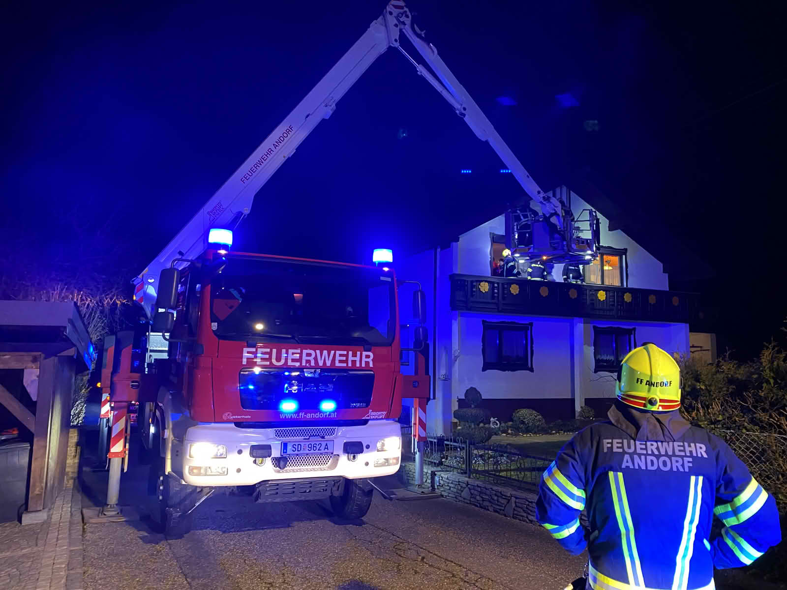 FF Andorf: Menschenrettung mit Teleskopmastbühne