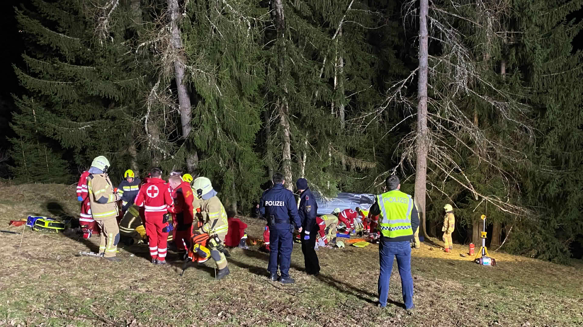 BFV Liezen: Kleinbus stürzt bei Mandling 40m ab