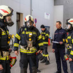 Feeurwehrleute mit Atemschutz werden geprüft