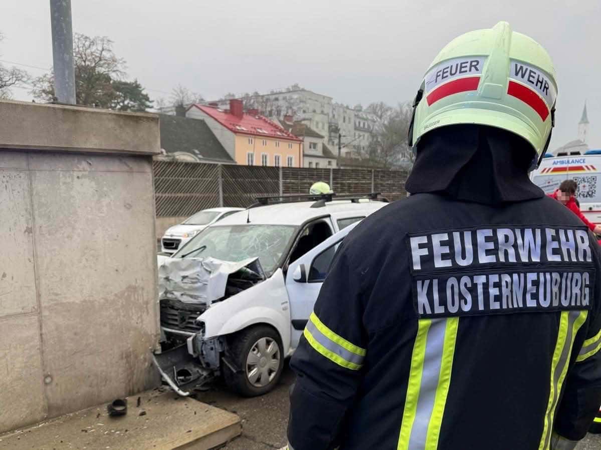 FF Klosterneuburg: Tödlicher Verkehrsunfall – B14 Umfahrung