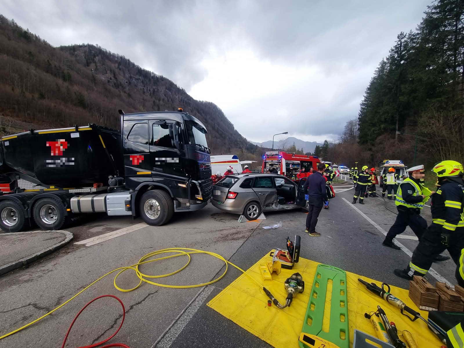 FF Bad Ischl: B145 Lauffen, Verkehrsunfall forderte zwei Verletzte