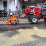 Die FF Bad Goisern bei einer Ölverschmutzung im Ortszentrum